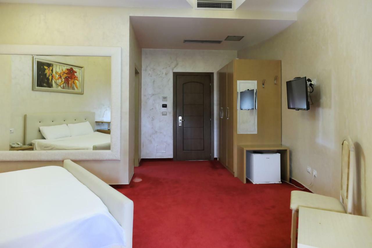 Hotel Gjuta ติรานา ภายนอก รูปภาพ