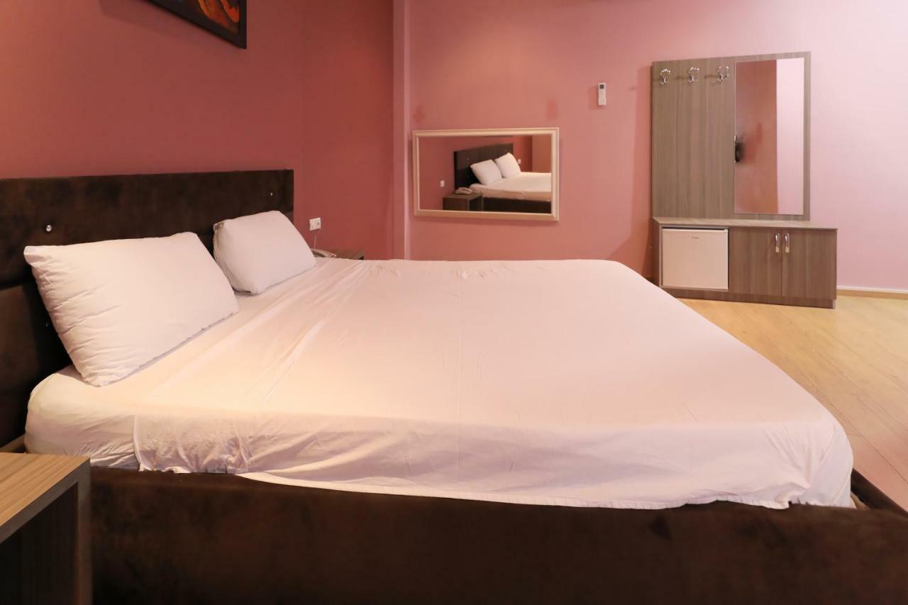 Hotel Gjuta ติรานา ภายนอก รูปภาพ